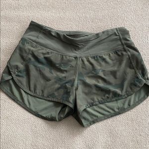 Lululemon green camo speed up shorts 2.5”
